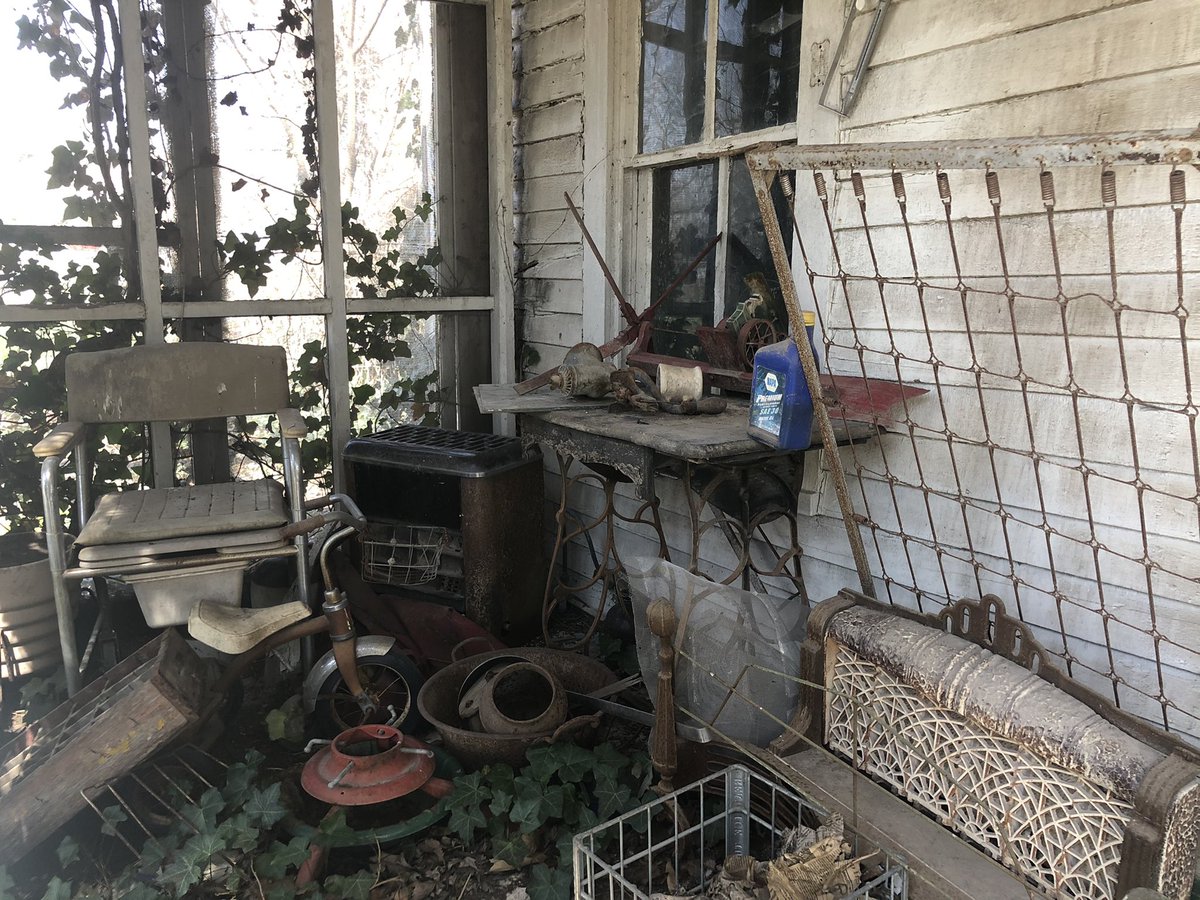 _chamelian's tweet photo. sometimes i forget about the dilapidated farm house on my grandparents’ property https://t.co/AYITSfScHW