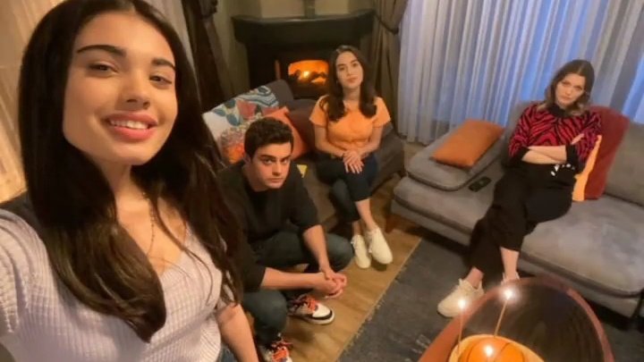 Kardeşlerim'de galiba ileriki bölümlerde Ömer'indoğum gününü kutlayacaklar.. Yeni kız da orada :(
#OlmazsanOlmaz