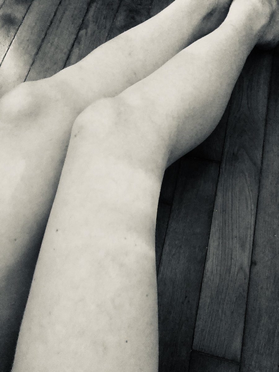 cassandre_soum's tweet photo. Maître,
Me voilà sans bas. Nue, lisse, douce et bien blanche.
J’espère que tu aimes. https://t.co/VdO05A4jLI