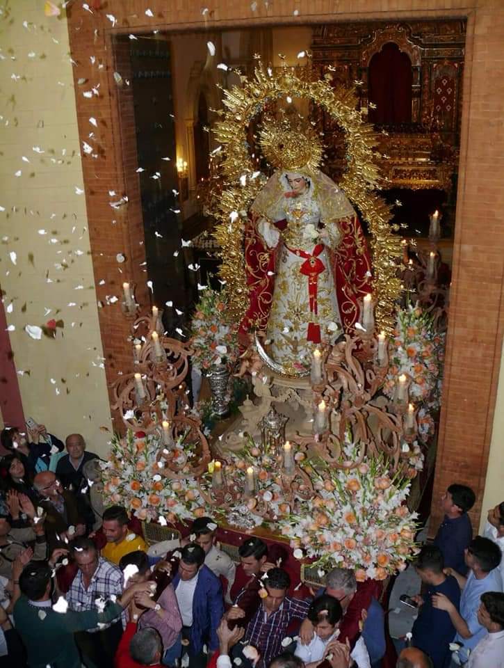 SÁBADO SANTO 

Cuánto daríamos por volver a sentir la alegría de todo un pueblo, las vivencias de un Sábado Santo tan especial, como es, el de nuestro querido pueblo de Hinojos. 
Emociones en todo su recorrido y Amor por su Virgen de la Soledad. 
@SoledadHinojos_ @JovenesSoledad