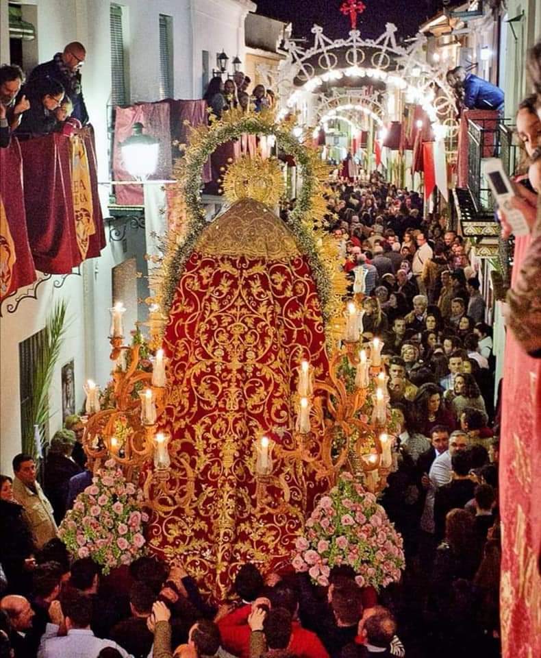 Volveremos a sentir esa alegría vuestra y hacerla también nuestra. 
Deseamos a la querida Hermandad de la Soledad de Hinojos un Feliz Sábado Santo. Con el deseo en el próximo año, de volver a disfrutar de nuestra Madre por las Calles del pueblo.
@SoledadHinojos_ @JovenesSoledad