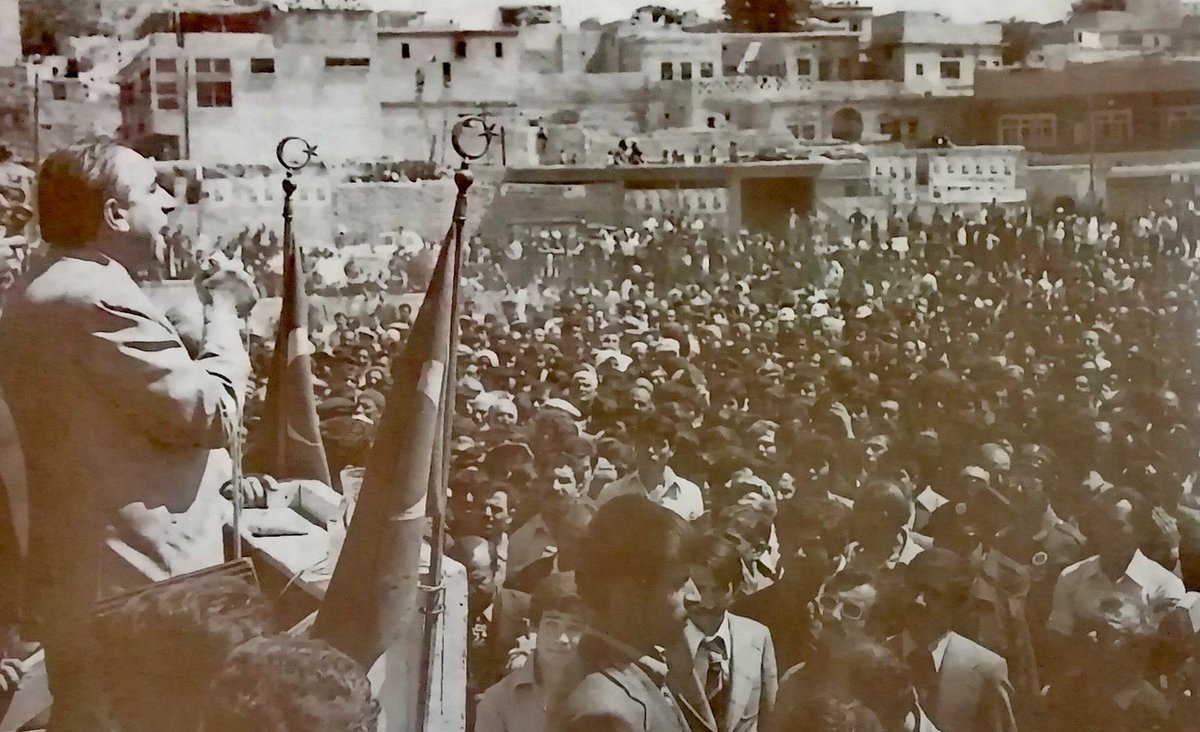 Urfa'ya Türkeş geldi
Evimize aş geldi
Yavrum uyan uykudan
Toprak, ekmek, iş geldi.