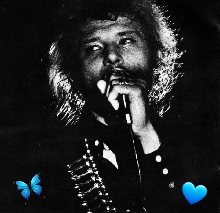 RevolteeSage's tweet photo. Mon Johnny tu me manques tellement 💔 en mêm'temps tu dois être mieux là où tu te trouves car ici tout a changé tu sais, c'est un monde de ouf et je sais que tu n'aurais pas aimé du tout 🙏🏻😥
#Johnny #johnnyh #johnnyhallyday #johnny #JohnnyHallyday #jhallyday https://t.co/KlVR8HC8bt