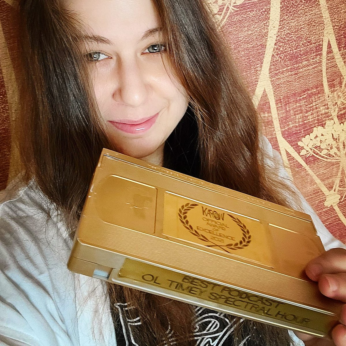 Right before leaving yesterday with @dianebofficial for today's shoot for the uberly talented <a href="/ChicanaChingona/">Elvia S. Rubalcava</a> film 'Manitas, I received my Kapowee Best Podcast award in the mail for The Ol' Timey Spectral Hour 💛😊..