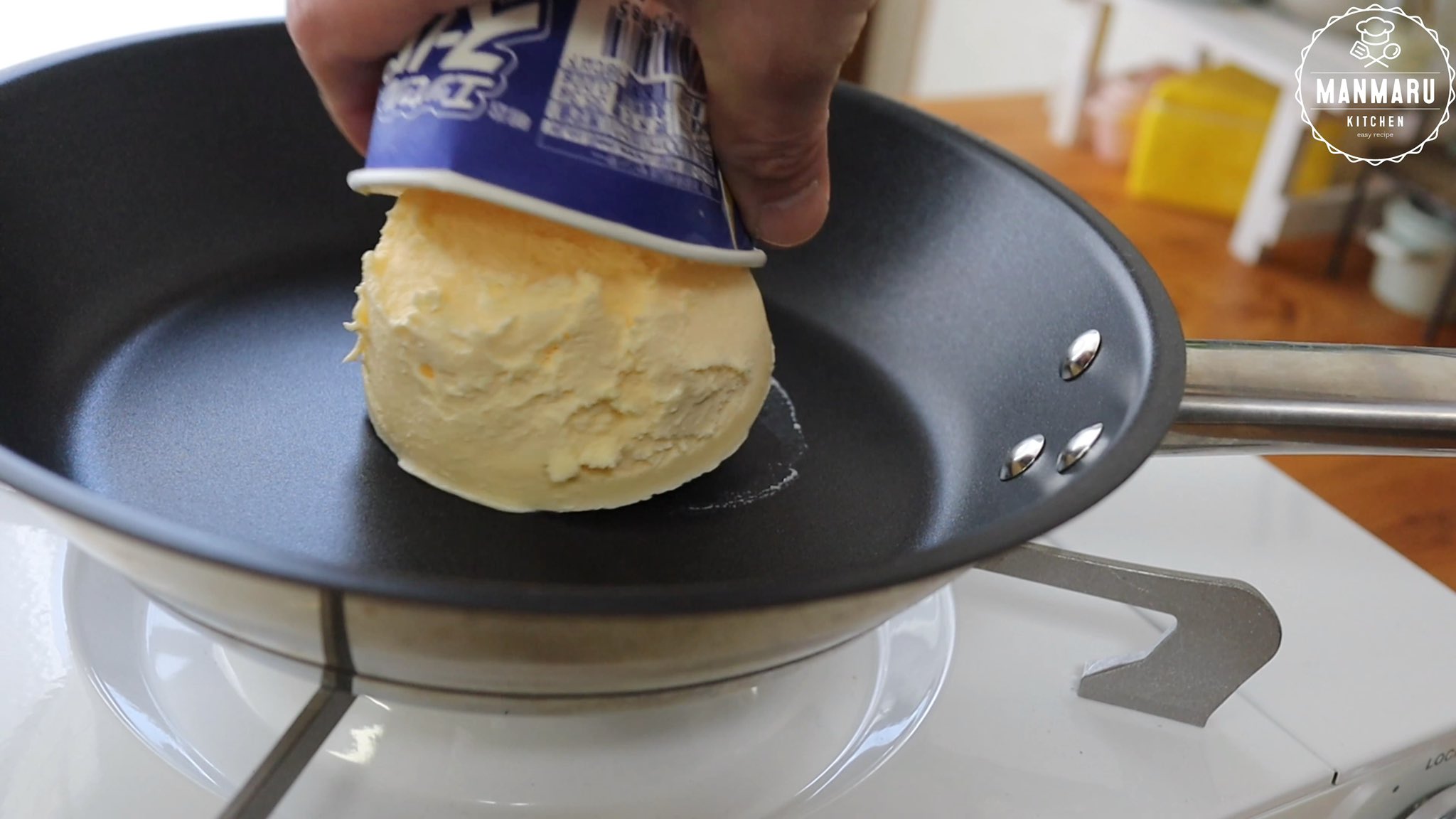 まんまるkitchen スーパーカップでプリン フライパンで焼いて冷やすだけ 材料3つでもっちもちのプリン出来ました 型もゼラチンも不使用 もちもちスーパーカップリンの作り方 T Co Ettwo8nb7o 私は抹茶が好きです 是非試してみて