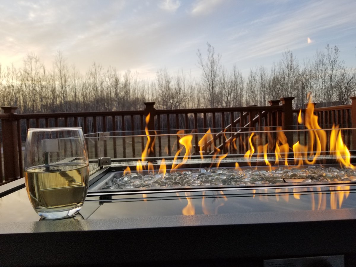 Happy Saturday night! And happy #Easter Eve to the parents who are in #EasterBunny limbo right now, waiting for their kids to fall asleep. Here's my Easter eve view. We had some awesome spring weather here in #Minnesota today! #LifeIsGood https://t.co/2hatUmJN3B
