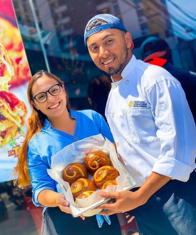 _ibercocinas's tweet photo. Vamos finalizando la #semanaafropanameña👨🏿‍ contándote qué significó el #FondoIbercocinas para la iniciativa desarrollada por @LaTapadelCoco 
Entre otros, el equipo logró innovar en la anterior receta rescatada – el #panBon, con su participación el Burger Week de Visa @oeipanama https://t.co/ZU2MmOLSjc