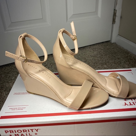 ChanelAkaka1's tweet photo. So good I had to share! Check out all the items I'm loving on @Poshmarkapp from @aluther420 #poshmark #fashion #style #shopmycloset #trinaturk #kellykatie: https://t.co/SyDufo6JTc https://t.co/6L1Tt56IFt