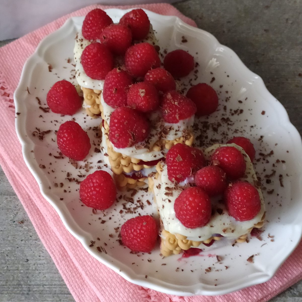 #Pasqua2021 un #dessert facile e veloce è una #ricettagolosa di #biscottisecchi #cremapasticcera #lamponi e #cioccolatofondente
#senzacottura #foodblogger #yummymummy 
cucinaconclaudia.com/torrette-di-bi…