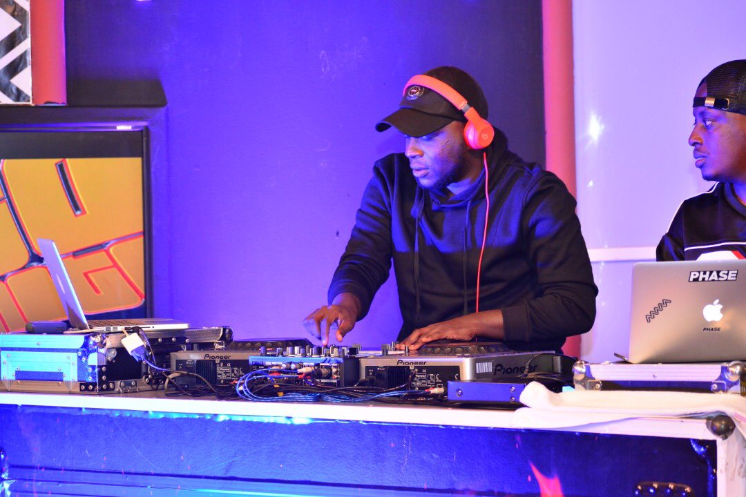 rbarwanda's tweet photo. LIVE: 
Tune in to #RTVMotoMoto live on @RwandaTV and enjoy the best music with @PendoAnita1, @djshawnltd, Gitego, and DJ Klean. https://t.co/2BlXsbKtpJ
