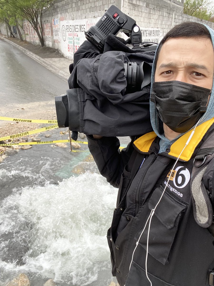 pewemmtv's tweet photo. Sábado trabajando 💧Fuga de agua en la calle CNOP col. Fomerrey 35, en Mty   #TelediarioEnEl6 #Noticias https://t.co/aEu6x2aVI6