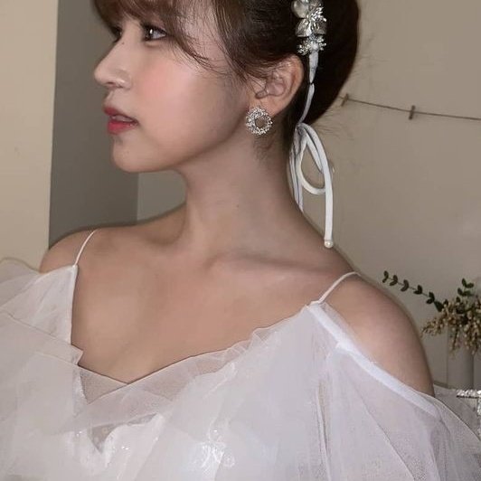 MlNAFEED's tweet photo. lets talk about mina's collarbones https://t.co/j9N0VZzWj8