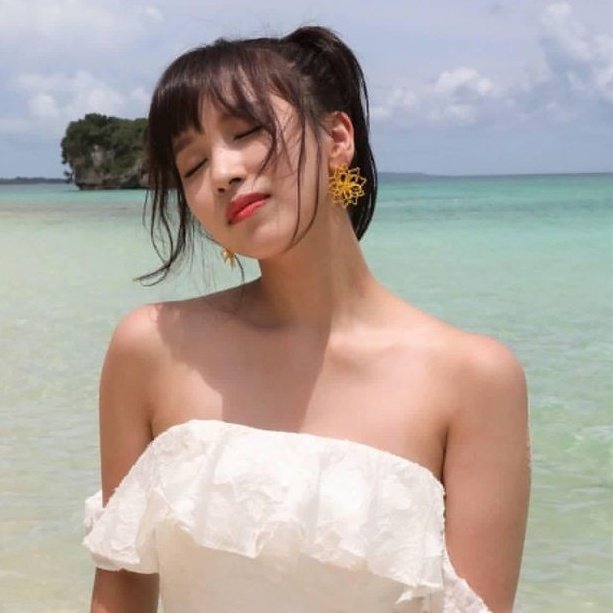 MlNAFEED's tweet photo. lets talk about mina's collarbones https://t.co/j9N0VZzWj8