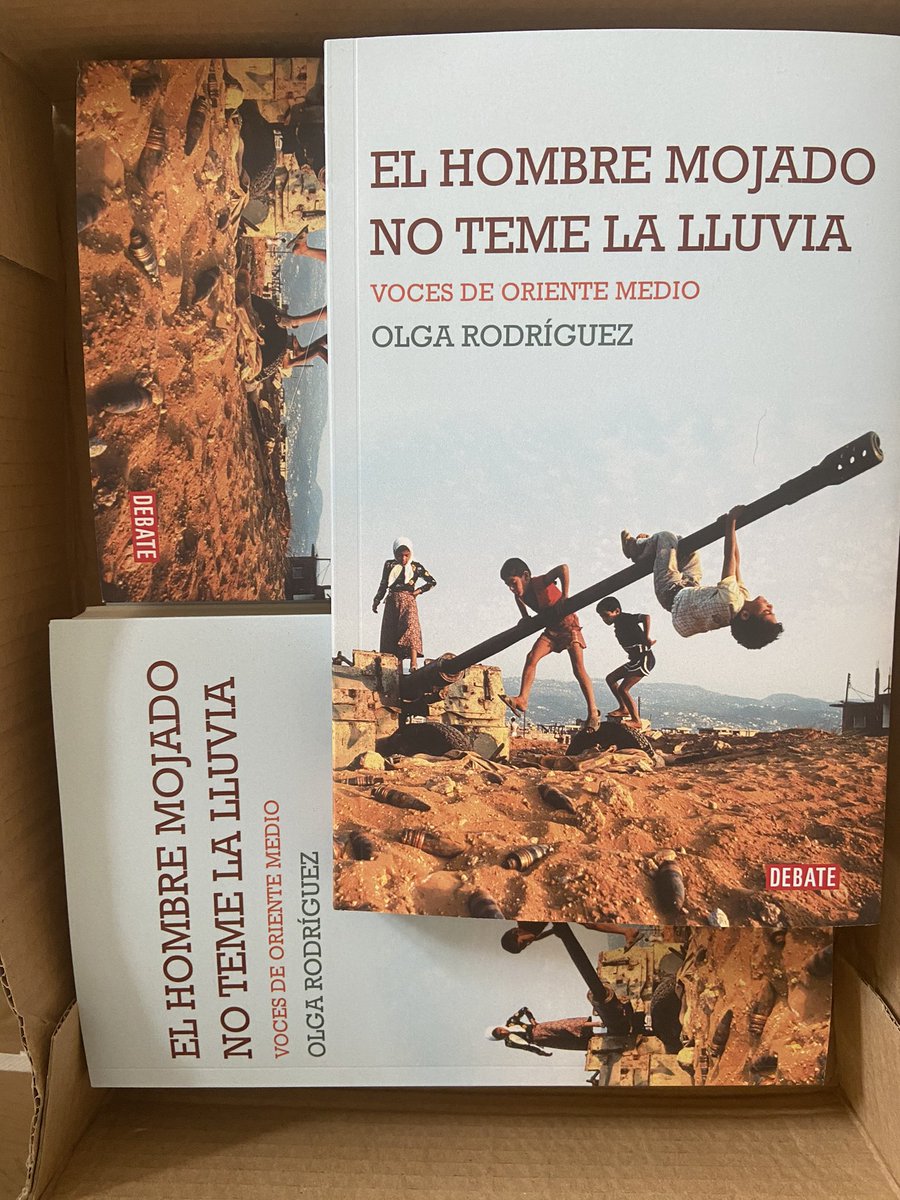 olgarodriguezfr's tweet image. Ya en la calle una nueva reimpresión de El hombre mojado no teme la lluvia. 

Casi doce años después de su publicación, sigue sumando ediciones 😊 

@debatelibros