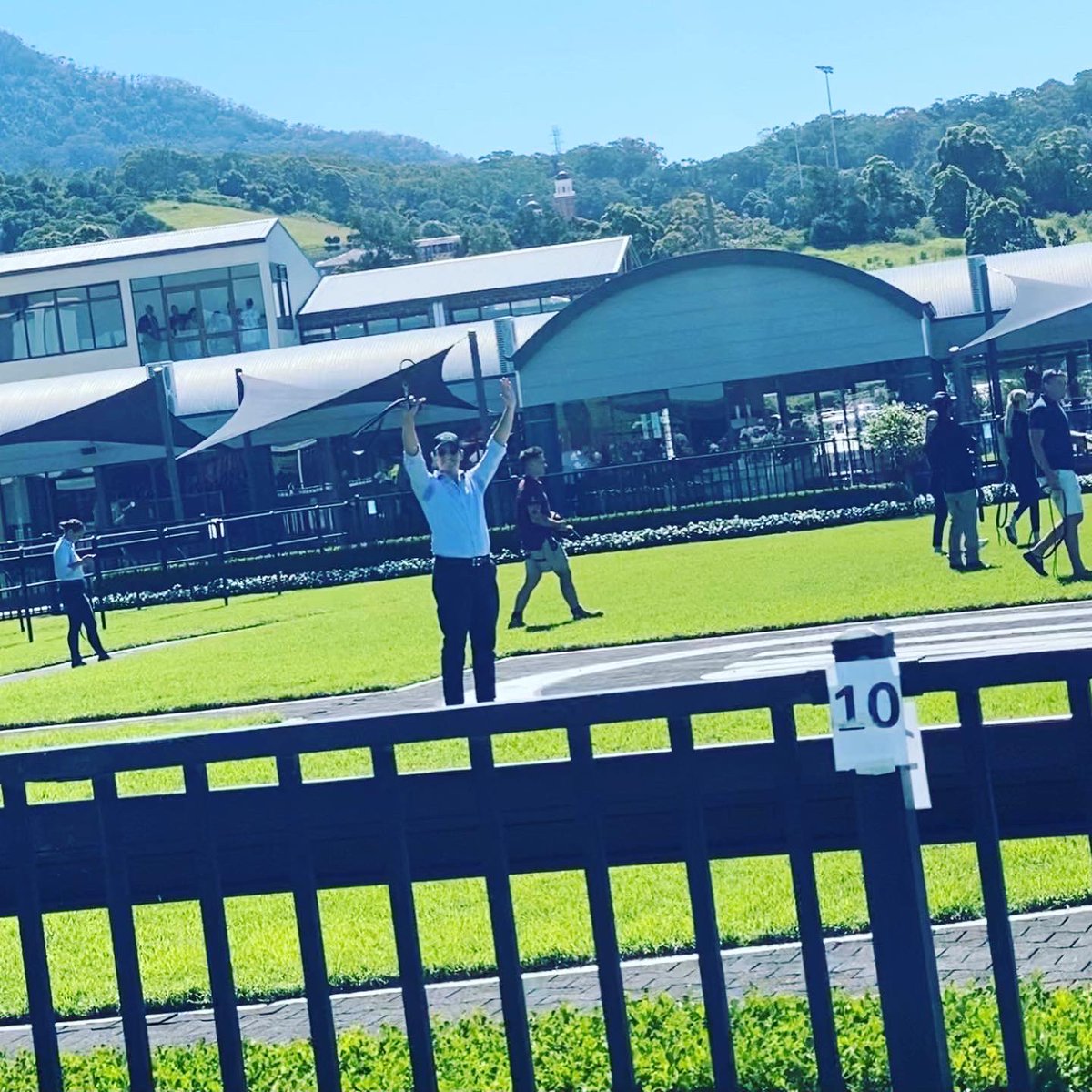 BreakingWbf's tweet photo. So thrilled to see the stunning Arnaqueur win on debut @kemblaraces for wonderful clients @Woodparkstud. Loved this guy as a breaker and so pleased to see his success! #wbfbreaking #clientsuccess #astern https://t.co/VkSfMSy8ef