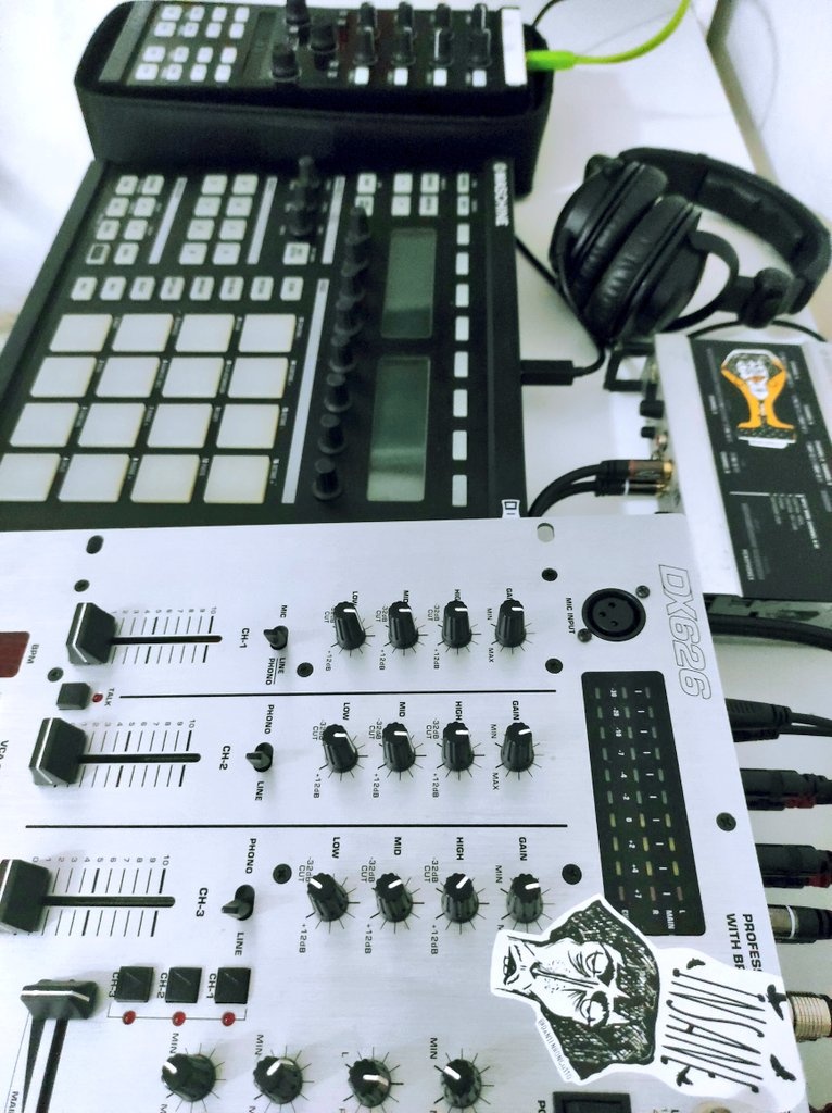 DiegoArias_Dj's tweet photo. Hybrid set Up ! #NativeInstruments #x1 #maschine #audio8 @Behringer Mixer and Stickers #insane https://t.co/kwGvxlmj8i