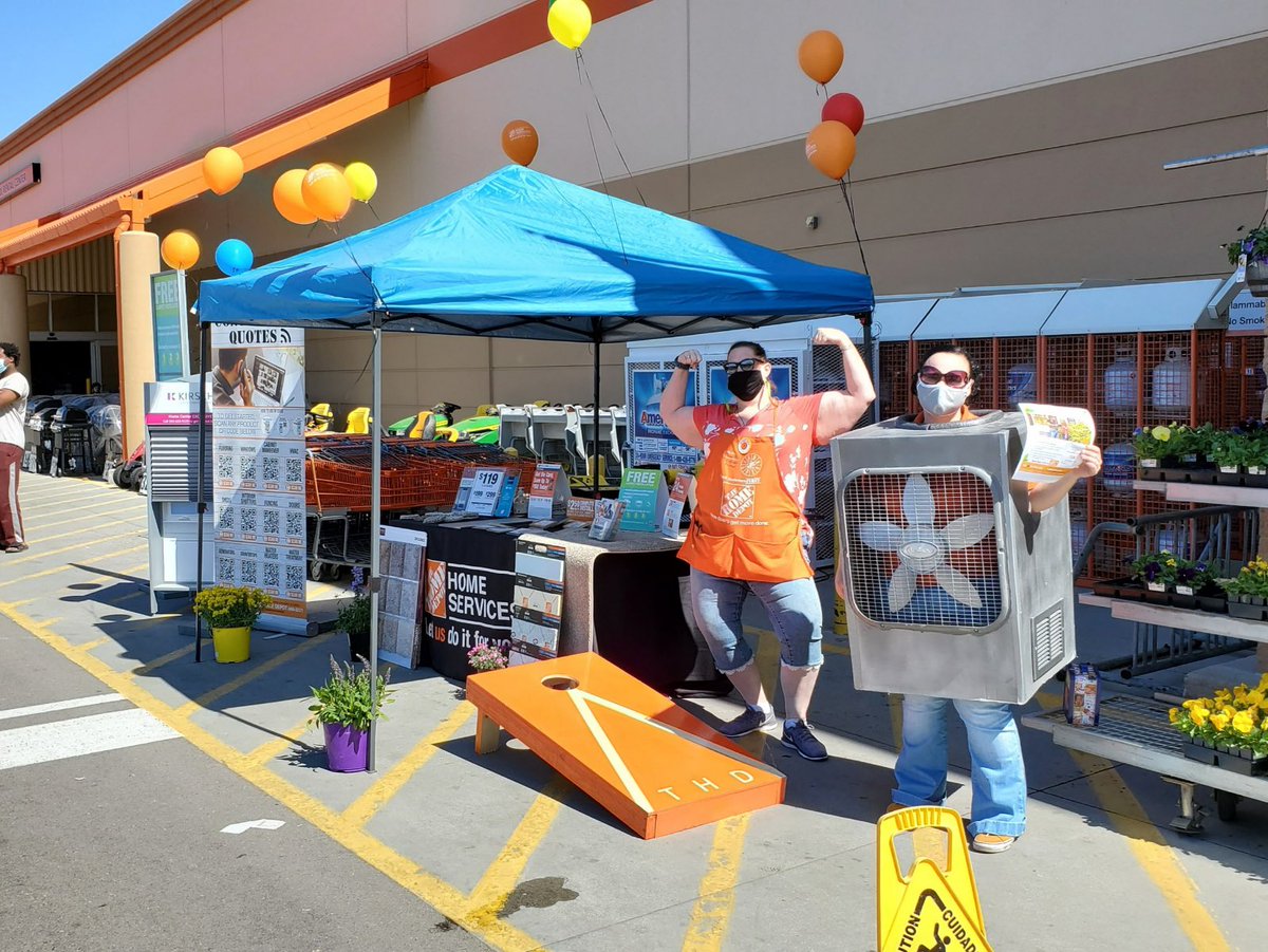 MeridianHD1804's tweet photo. The sun is shining, and so are our flooring associates sharing with our customers the benefits of carpet and hard surface installation by the Home Depot! Plus HVAC out in force! #servicessaturday @DianaQuanstrom @HDdistrict143 @HDSandie @CorporateLarry @misstahbrittney https://t.co/T3XORs5q9u
