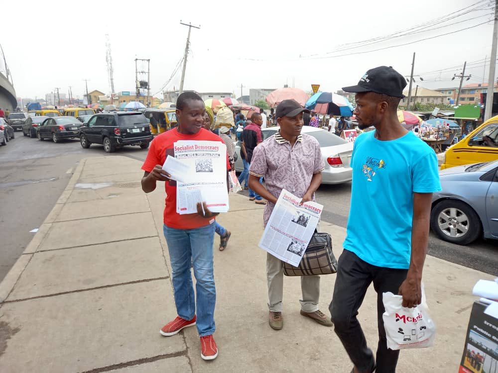 DsmCwi_NG's tweet photo. Members of @DsmCwi_NG in Lagos during the paper sale at Abule-Egba. #DSMNationalPaperSale ✊✊✊ https://t.co/ihwX8K6Y2T
