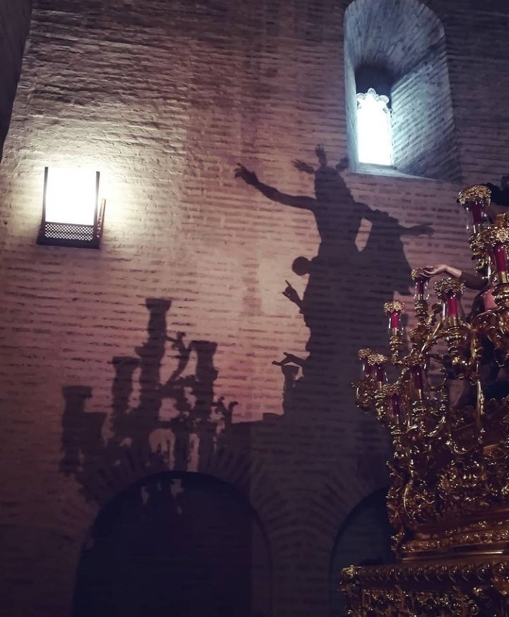 ¿Porque buscáis entre los muertos al que vive?  
Feliz Pascua de Resurrección