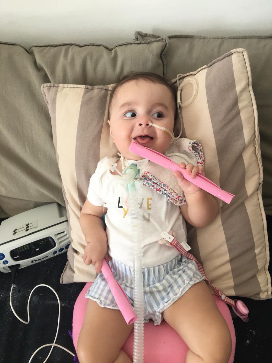 Les quiero pedir un favor. Ella es Emmita sufre una enfermedad neuromuscular (AME) necesita conseguir la medicación mas cara del mundo. Cuesta 2 millones de dólares y tenemos que ayudarla a ella y a su familia a conseguirla.