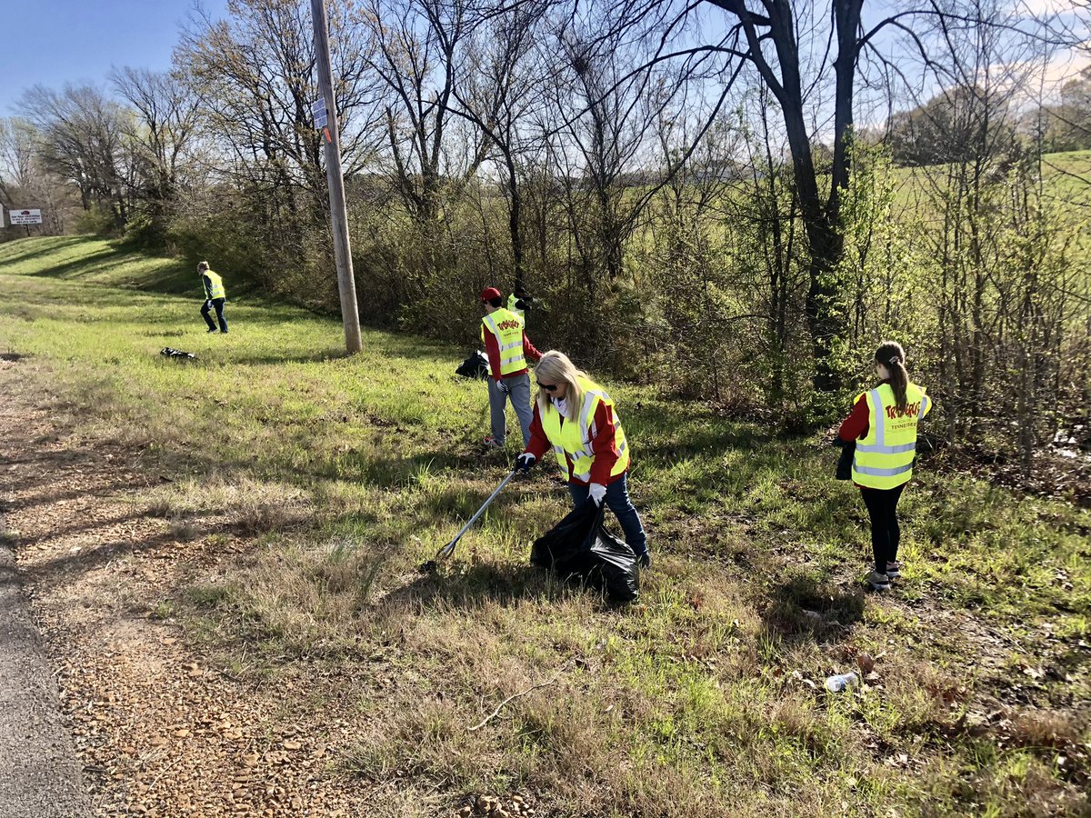 Tipton County volunteers gave back while getting fit today by TRASHERCISING along Scenic Highway 51!  Great job cleaning up nearly 2,000lbs in 2.5 hours! Thank you for doing your part to help <a href="/KeepTNBeautiful/">KeepTNBeautiful</a> !