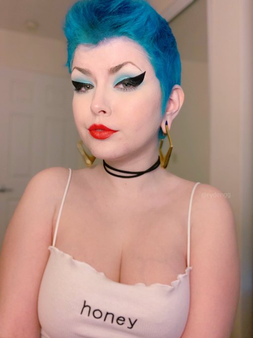 oh hi again blue hair!!! 💙✨ https://t.co/4I02zVZdwB
