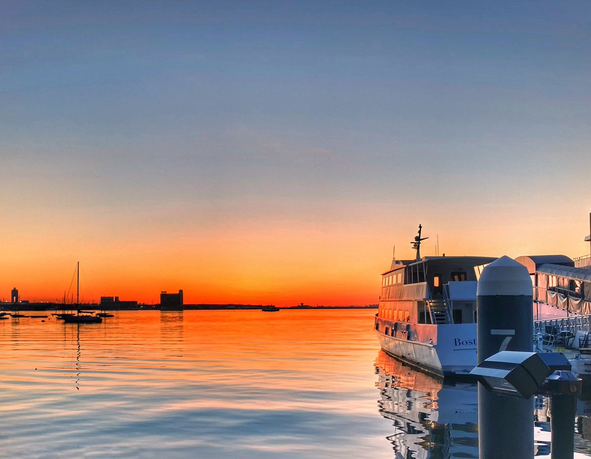 susanedriscoll's tweet photo. 4.3.21 Here comes the sun! Happy #CountdownDay #bostonharbor #sunrise https://t.co/dxPDREk2Nz