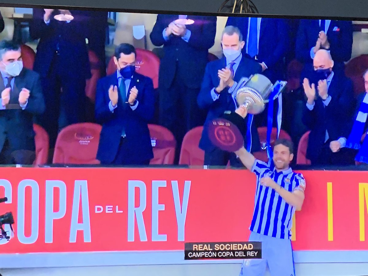 JaviAdalid's tweet photo. Sin palabras.... una alegría de vez en cuando como esta no esta mal!! 😜 🏆🔵⚪️🔵⚪️ Txapeldun !!! https://t.co/kfRJ5adiMS