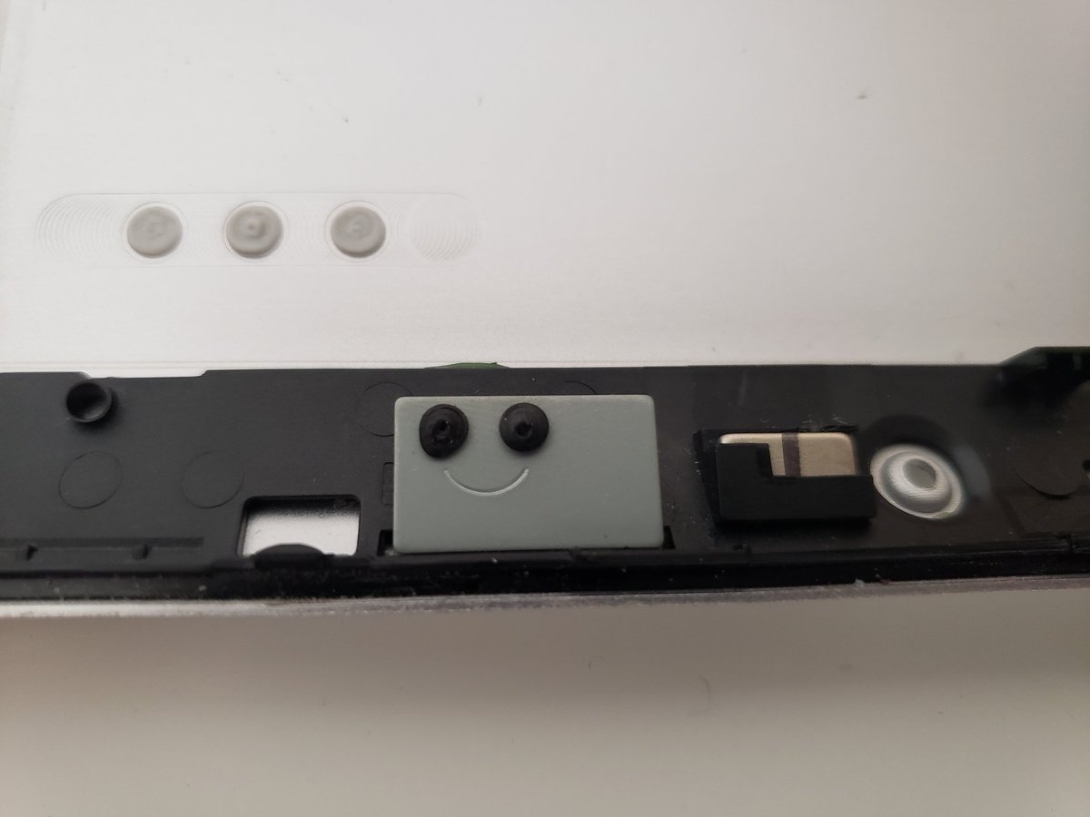 ptr_tech's tweet image. Cleaned #Lenovo Yoga laptop. Turns out it doesn&apos;t have a 2nd fan. There is a stub instead. I guess the design depends on CPU type. They clearly didn&apos;t expect someone rendering video on this model.
At least I found an easter egg, a smile face inside 🙂