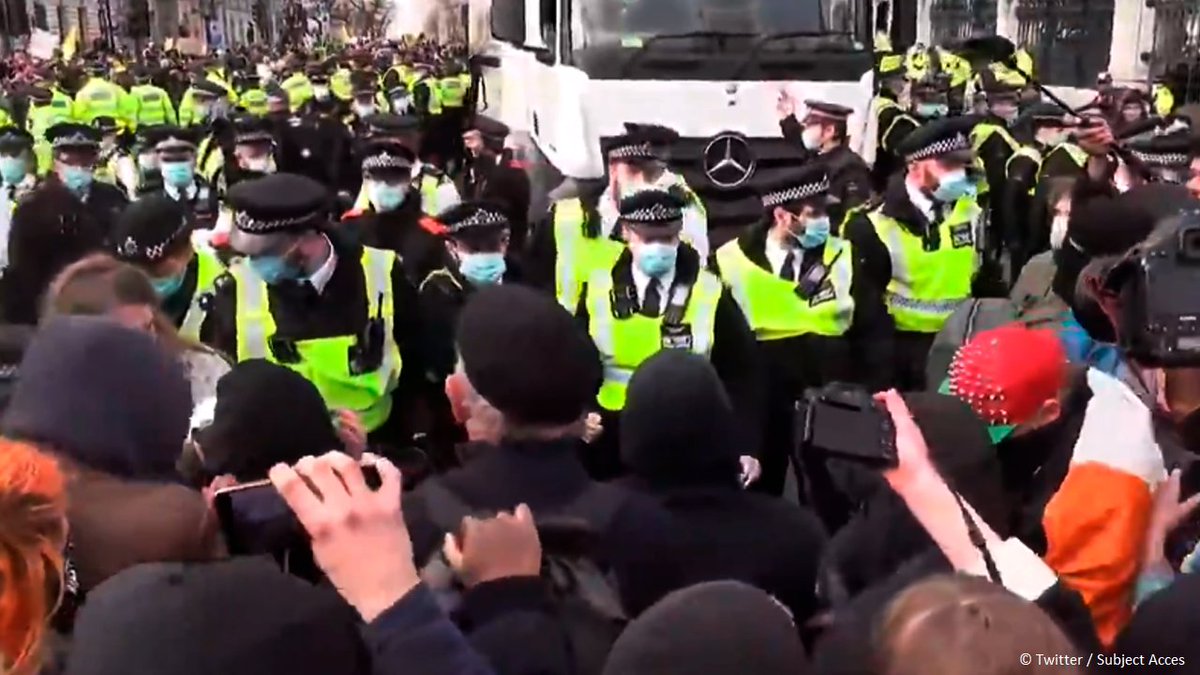 Какого числа нападение. Митинги в Лондоне 2 апред. Англия протесты массовка картинка в 20ь веке.