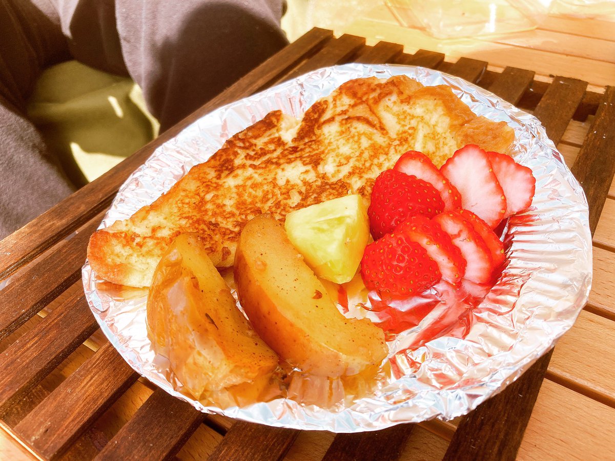 和歌山キャンパー やーくん キャンプ 今日は日曜日なのに生憎の天気ですね キャンプ行ってる人はお気をつけくださいね キャンプ飯 フレンチトースト 焼きリンゴ キャンプ朝飯 キャンプモーニング コーヒー アウトドア キャンプ好きと繋がり