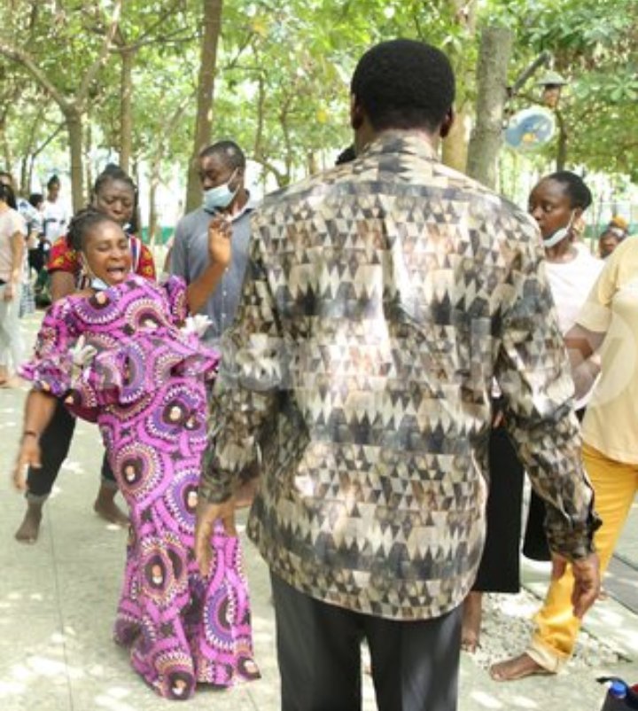 09emmanuelTv's tweet photo. @SCOANTBjoshua. For the past two years this lady was unable to raise her arm, her husband had to assist her in dressing but after the prayer from prophet, TB.joshua, she can now raise her arm by herself. To God be the glory. https://t.co/zLgez8xSbK