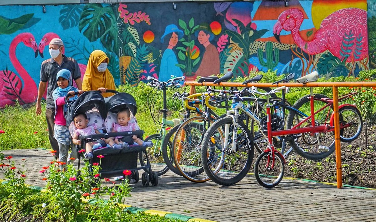 Hari Minggu waktunya olahraga dan  family time. Tetaplah semangat, karena hidup di dunia hanya numpang lewat, mesti dilalui dengan kuat, agar tidak salah lewat. Maka tubuh ini harus kita jaga tetap sehat dan jadwal kita atur dengan tepat. Jangan lupa bahagia dulur-dulur!