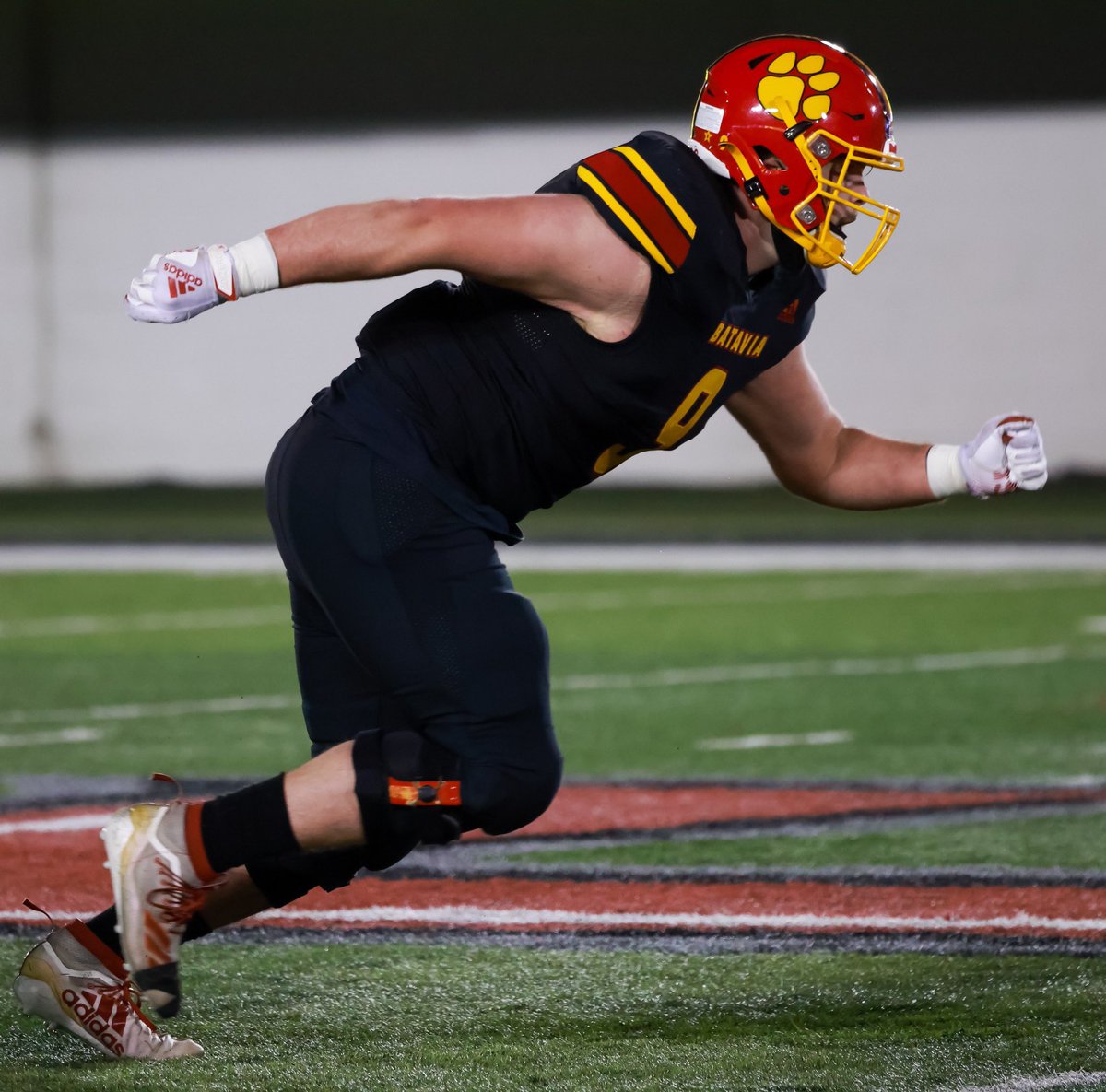 cedjayphotos's tweet photo. Pop quiz: what do you do when there’s a 6’5 265 pound full back heading your way at full speed? @JackValente_88 of @BataviaFootball #cedjayphotography https://t.co/2Cr9NV8LGE