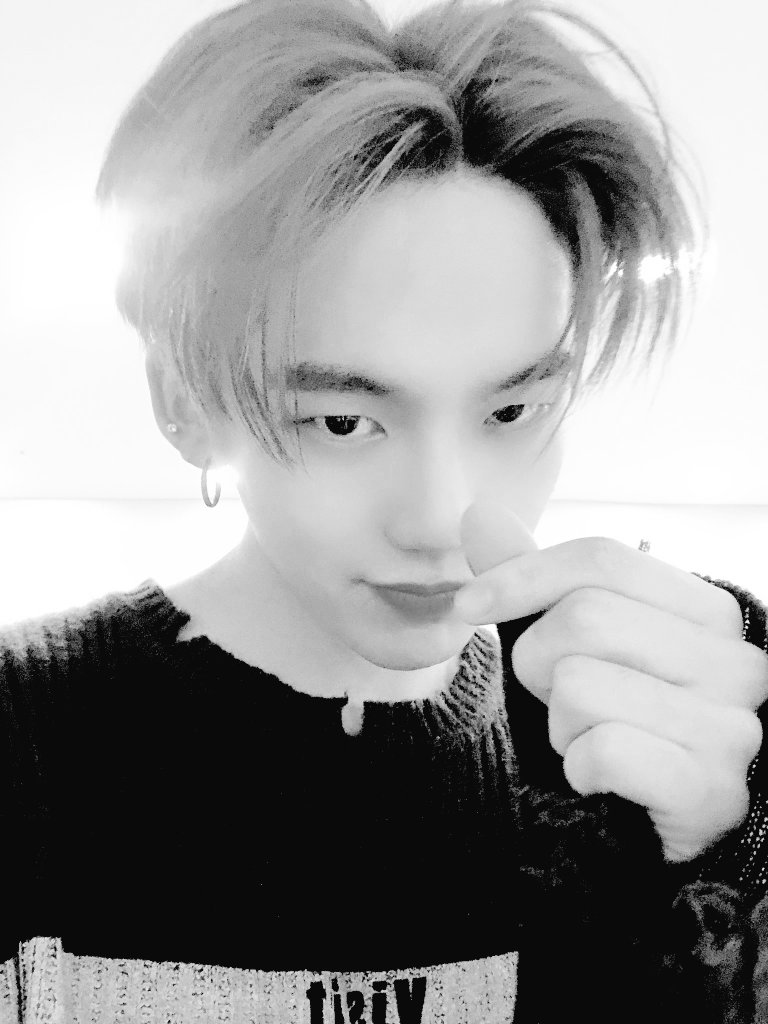 wetreasuretw's tweet photo. ⠀· 💎 : fınd чour › 「 𝗧𝗥𝗘𝗔𝗦𝗨𝗥𝗘 」 ꜜ 𝟢𝟦.𝟢𝟥 〼 nēw — 𝕦𝕡 ◠ どdate ː #ODDFANSIGN
Riku hace acto de presencia en el fansign de estas lindas niñas como el buen fan que es, listo para darles muchos ánimos esta tarde. https://t.co/EnNTNa2EVL