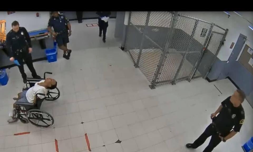 LanaisLi's tweet photo. #DiamondRoss They took her lifeless body to the police station! Dragged her into a focking cage! Then dragged her into a wheelchair and THEN called the ￼paramedics! OH! They also continued to book others while her body was just propped up in a darn wheelchair #SayHerName #BLM https://t.co/SPBNSyVJrH