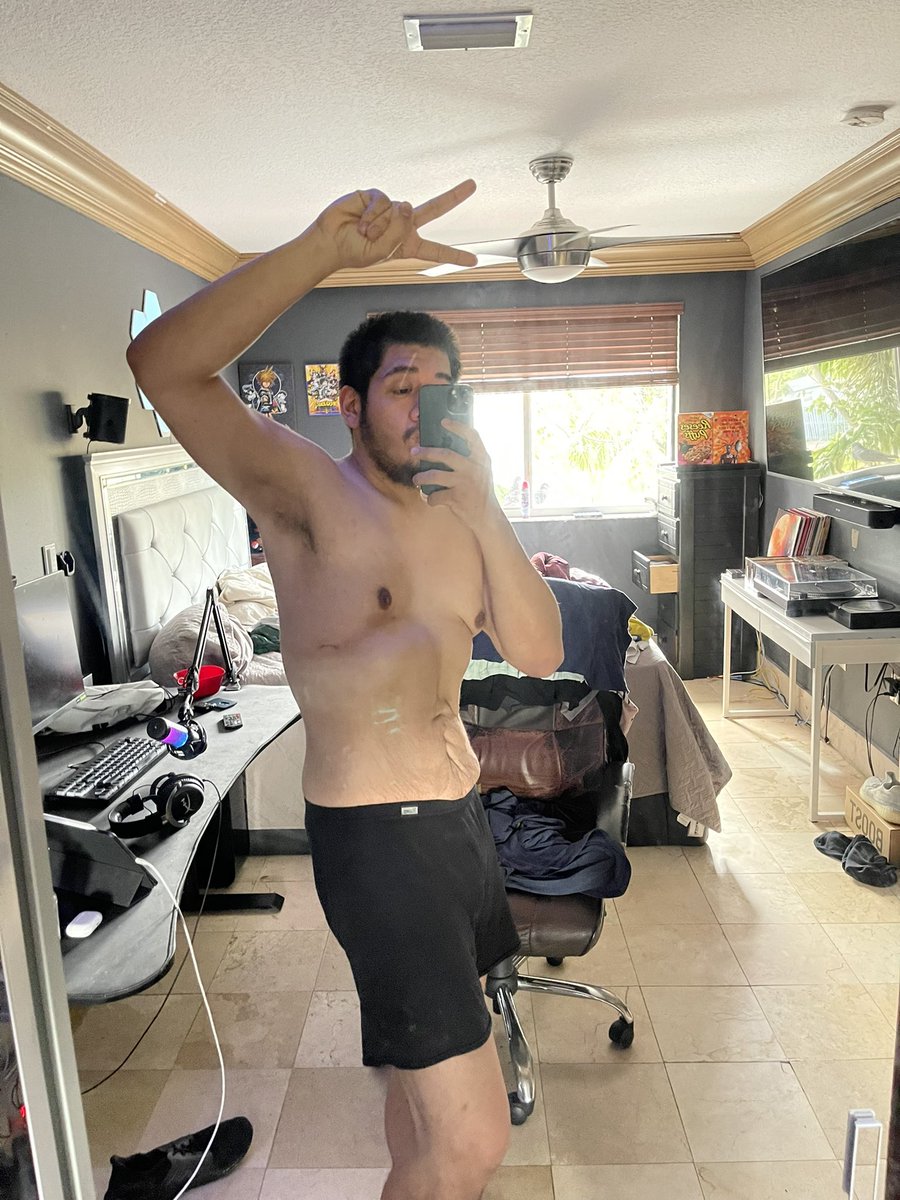 MaxCheerios's tweet image. never felt comfortable sharing pics like these and I still kinda feel weird posting it but I don’t hate them anymore, it kinda brings me pride knowing that I’m a much different person that I was 9 months ago when I started in July 🥳