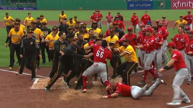 TonyKnowsBall's tweet image. The 4 greatest photos in Reds history