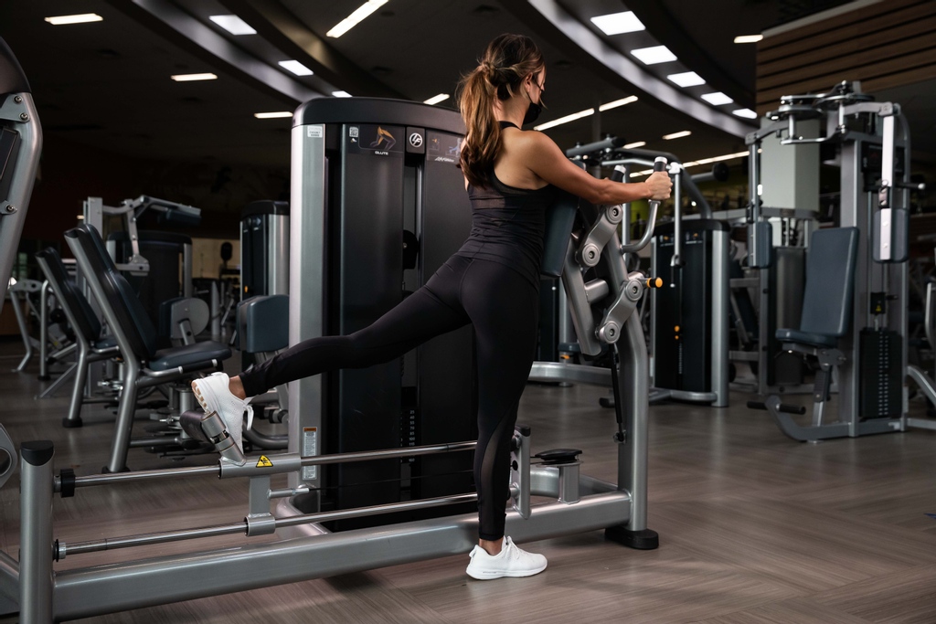 VBatmanis's tweet photo. Do you kickback on your glutes or do you "glute kickback"?   #fitness #motivation #strength #gymlife #personaltraining #fitnessaddict  #gym #instafit #goals #lafitness #lifestyle #GoldCloud https://t.co/NrxKZJP3u3