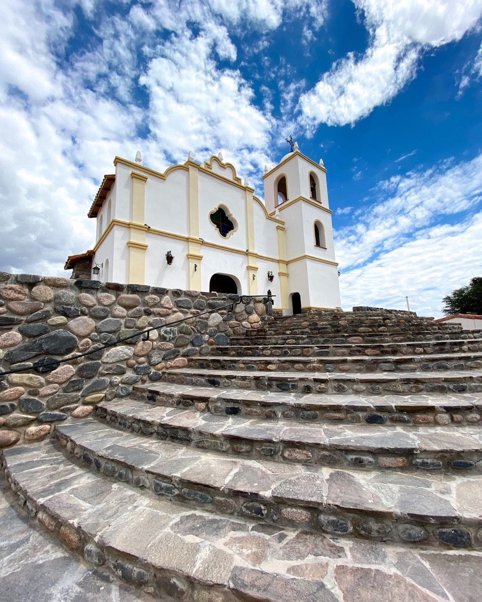 SaltaVisit's tweet photo. Una vuelta más profunda nos invita hoy a comenzar de nuevo. 
Es el momento de acercarnos y compartir lo que aprendimos. 
¡Felices Pascuas para todos!

#Salta 
#TanLindaQueEnamora
#VisitSalta
#PascuasDeResurreccion
#pascuas #pascua #angastaco #iglesiadelcarmen #felicespascuas https://t.co/eYoPSxLjIm