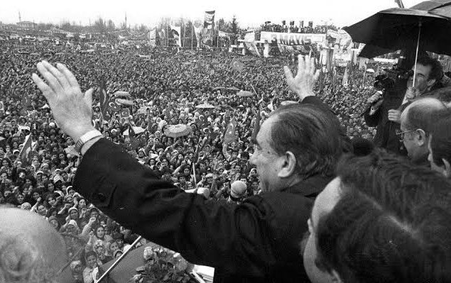 Sevenlerin gönlünde sevilenler ölümsüzdür..
#AlpaslanTürkeş 
#4Nisan