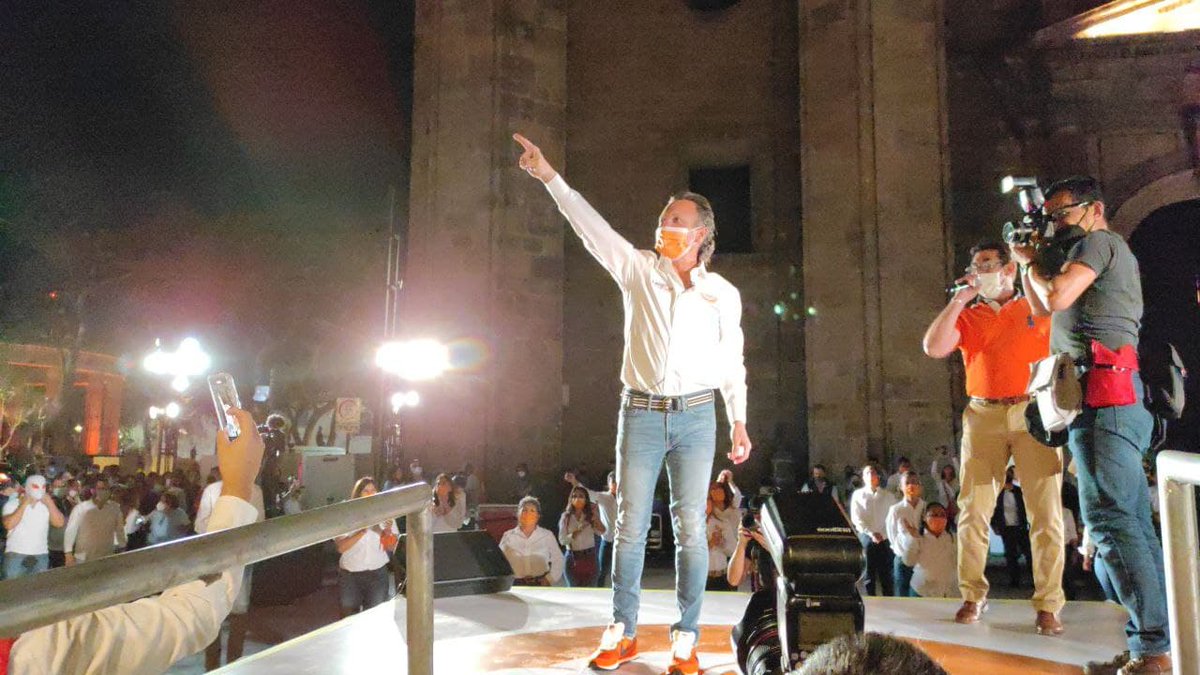 PabloLemusN's tweet photo. #EnVivo | ¡Este es el comienzo de una gran historia! Desde el #PaseoAlcalde, aún con muletas, con la mejor vibra y con muchas ganas de hacer un gran equipo, arrancamos bien y de buenas la campaña rumbo al Gobierno en Guadalajara: https://t.co/HZpnCKDmt2.

#ÁnimoGuadalajara. https://t.co/ty85VSvaOC