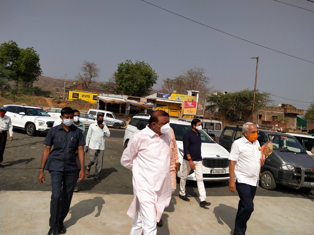 आज संतरामपुर मे dr बामत साहेब ex mla का भारत पेट्रोलियम पेट्रोल पंप का उद्धघाटन किया श्री जसवंतसिँह भाभोर जी के हाथो से किया गया

जिसमे MLA श्री कुबेर डिंडोर तथा जे पी पटेल जी उपस्थिति रहे