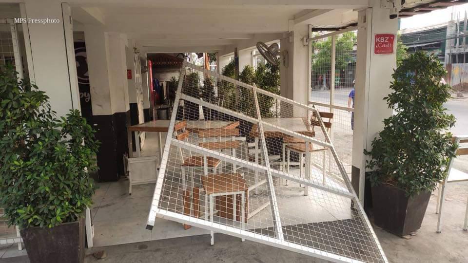 carat_ttz_'s tweet photo. Today in ManawHari, Mandalay, terrorists destroyed public barriers &amp; grocery stores, and passersby were also abducted and beaten.
#WhatsHappeningInMyanmar  #Apr4Coup https://t.co/0MSezgM0hx