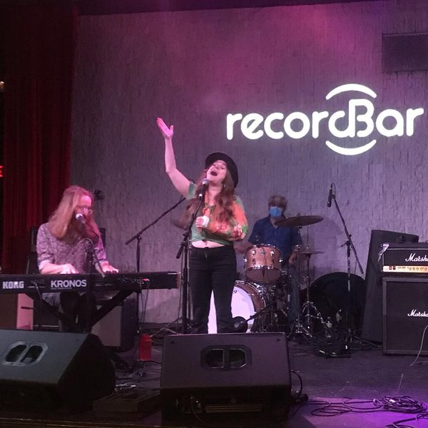 midwestmusic's tweet photo. Jessica Paige may have broken her arm, but her voice is powerful as ever! Kicking off our Donation Drive in style!
Midwest Music Foundation Spring Donation Drive Kickoff Concert
#donationdrive #kickoffconcert #midwestmusicfoundation #shinealight #musicianshelpingmusicians https://t.co/JuhREKpjrY