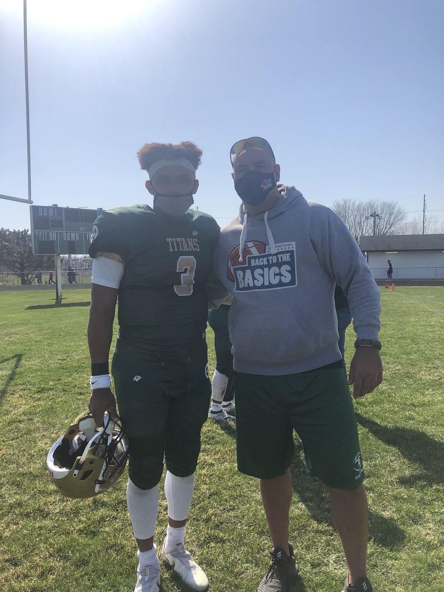 Coach_Stone_MT's tweet photo. I have coached a lot of amazing quarterbacks over the years, but this guy has a gift and makes it look easy. I am very proud of all he has accomplished and look forward to watching him continue to grow.
#Titans3
#OneStrong
#CommandTheShip https://t.co/XbYLRc5xWo