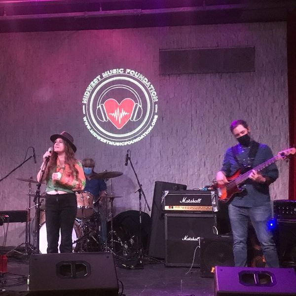 midwestmusic's tweet photo. Jessica Paige may have broken her arm, but her voice is powerful as ever! Kicking off our Donation Drive in style!
Midwest Music Foundation Spring Donation Drive Kickoff Concert
#donationdrive #kickoffconcert #midwestmusicfoundation #shinealight #musicianshelpingmusicians https://t.co/JuhREKpjrY