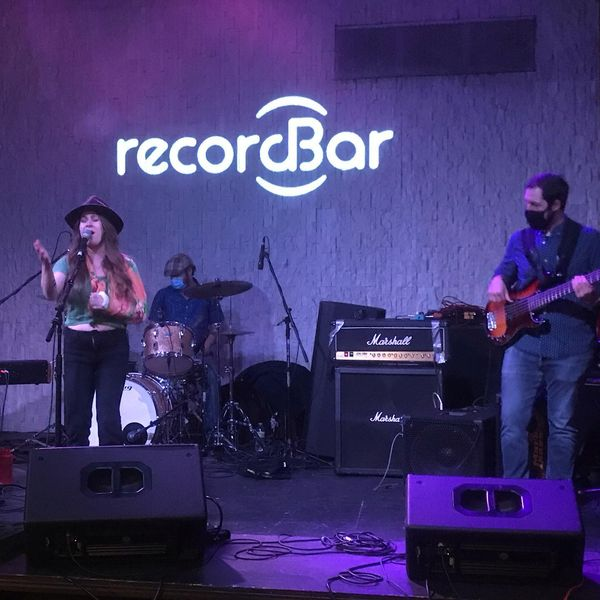 midwestmusic's tweet photo. Jessica Paige may have broken her arm, but her voice is powerful as ever! Kicking off our Donation Drive in style!
Midwest Music Foundation Spring Donation Drive Kickoff Concert
#donationdrive #kickoffconcert #midwestmusicfoundation #shinealight #musicianshelpingmusicians https://t.co/JuhREKpjrY