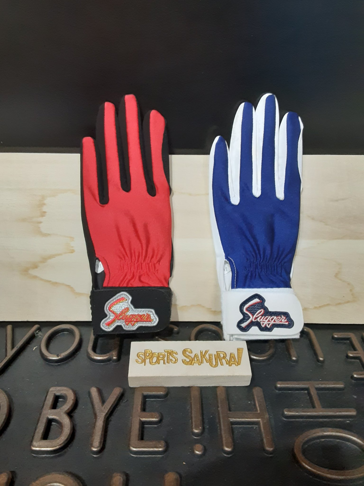 スポーツサクライ 野球 スポサク大東店 米田です 本日は 久保田スラッガー の Jr 用守備手袋のご紹介です カラーはブラックレッドと ホワイトネイビーの2色 グリップの安定感と 圧迫感のない付け心地 この機会にぜひ スポサク 久保田