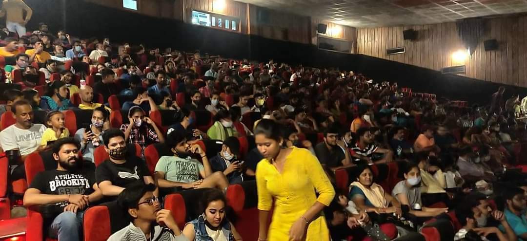 Shiva74735216's tweet photo. Wow eita family audience nododu nam appu BOSS movie le matra #Yuvarathna #industryIt
@SanthoshAnand15 @Karthik1423 @KRG_Connects @hombalefilms
@Dhananjayaka @AppuAdda https://t.co/vmh3Suw152